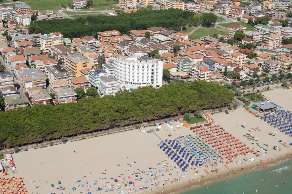 Hotel Lido Alba Adriatica Exterior foto